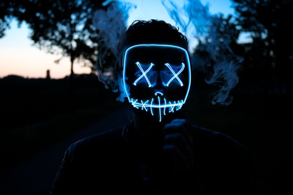 Een vrouw die een LED gezichtsmasker draagt voor huidverzorging met infrarood licht om huidveroudering tegen te gaan.